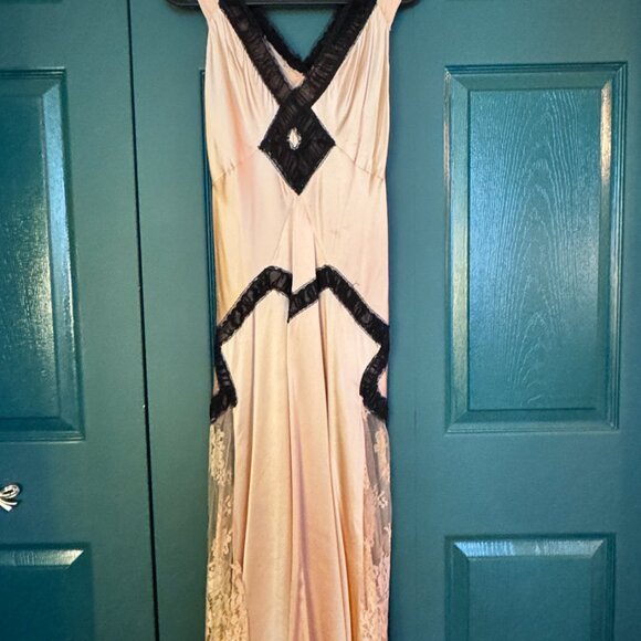Peach Rayon (Silk like) vintage slip dress - Picture 4 of 11